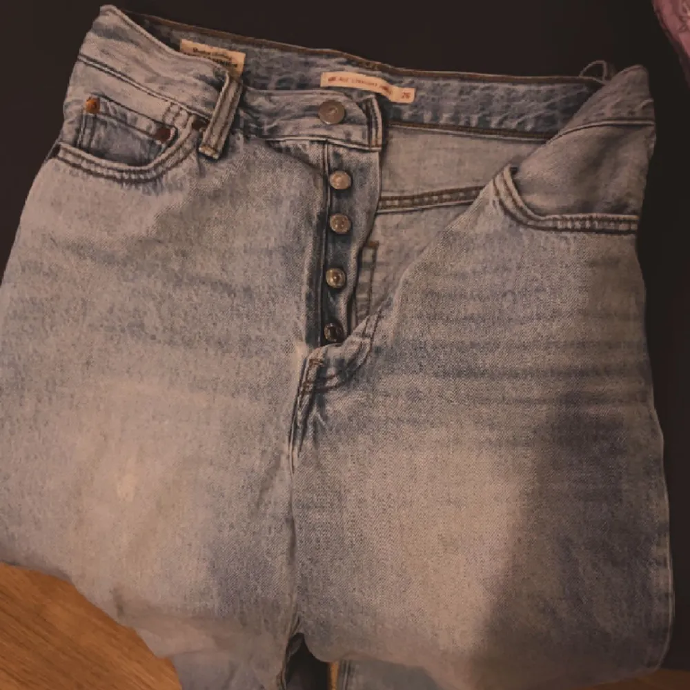 Ljusblåa levis jeans raka i modellen formar kroppen jättefint! Skriv för fler bilder eller frågor (säljer även samma i svart) storlek 26 motsvarar S ungefär . Jeans & Byxor.