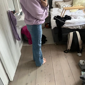Wide leg jeans - Ett par blåa jeans från hm. Jag är 162cm lång och de passar bra! Storlek 170= 14år+. Har använt de 4 gånger, väldigt bra skick. Orginal pris 300kr