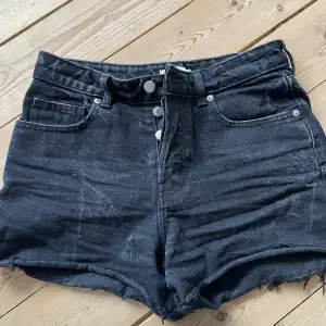 Jeans shorts använda en gång. Lite stentvättad tvätt på dem. 