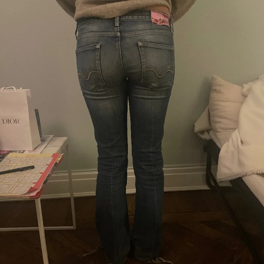 Lågmidjade jeans från replay. Är ungefär 163 och brukar ha 27 i jeans. ❤️ Använd gärna köp nu funktionen 💖. Jeans & Byxor.