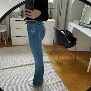 Zara jeans blå - Köpte dessa jeans i våras men har endast använt fåtal gånger! Jätte snygga jeans från zara med bootcut