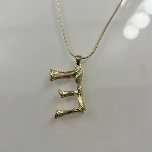 Säljer detta Maria Nilsdotter liknande halsband då det inte är riktigt  min stil, helt oanvänt💕 använd gärna köp nu funktionen 💕
