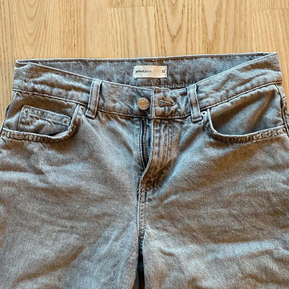 Straight grå jeans från gina tricot är i storlek 32 men passar som 34. Första bilden är inte min. Tryck gärna köp nu💕. Jeans & Byxor.