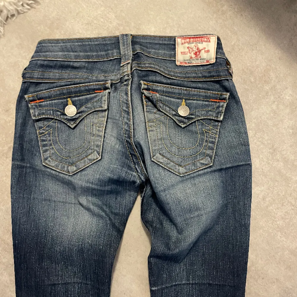 Jätte snygga true religon jeans som tyvärr inte kommit till användning💞 De är i nyskick och köpt för 1300. Skirv för mer bilder eller för frågor!. Jeans & Byxor.