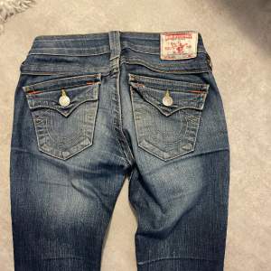Jätte snygga true religon jeans som tyvärr inte kommit till användning💞 De är i nyskick och köpt för 1300. Skirv för mer bilder eller för frågor!