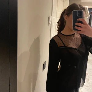 Fest blus - Fin blus i mycket bra skick.  (Ingen lapp så vet inte märket)