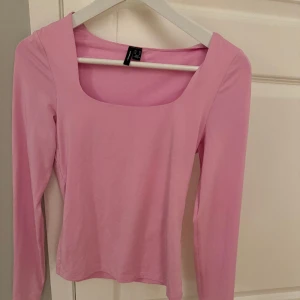 Rosa topp - Jättesöt rosa topp från vero Moda i storlek xs men passar även s Jättefint skick o nästan aldrig använd  Perfekt till våren o sommaren!