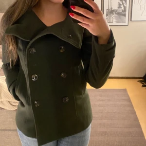 Jacka från H&M - I väldigt bra skick  Använt ytterst få gånger  Strl 34  Olivgrön 