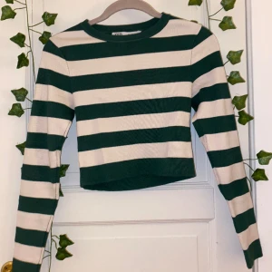 Randig långärmad topp  - En grön/vit randig långärmad topp i fint skick från Zara i storlek S. Toppen har ett mer kraftigare/styvare tyg och passformen är regular.