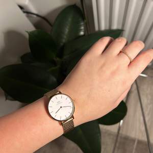 Säljer min Daniel Wellington rosegold. Använd nån månad men i super skick! Allt funkar som den ska, har batteri för 2 år. Säljer för att jag har en ny klocka. Orginalpris: 1299kr.