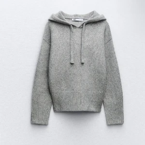 Grå stickad hoodie - En grå stickad hoodie från Zara. Helt oanvänd. Skriv för mer bilder eller funderingar.💞💞 