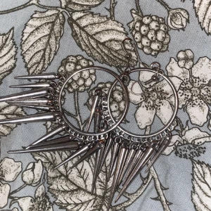 Örhängen med nitar - Aldrig använda säljer då jag känner att dem ej kom till användning som jag trodde   Priset är diskuterbart🌸😚 Jätte fina väger inget och är nickelfria💕