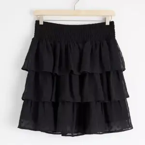 Säljer denna kjolen från Lindex då den inte kommer användas mer, skicket är fint och priser kan diskuteras hör av er vid frågor mm❤️