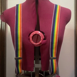 Pride hängslen  - Pride hängslen, funkar som dem ska och har inga skador på produkten andvänd kanske 1-2 gånger.