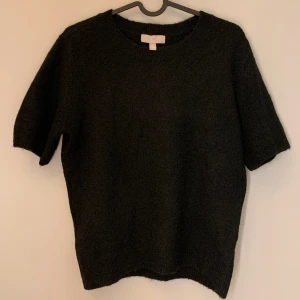 Stickad tröja från hm - Superfin stickad tröja med kort ärm från hm. Helt oanvänd, säljer pga kom inte till användning. 