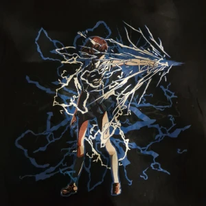 Anime tshirt - Ännu en anime tshirt! Denhär kom i ett tokyocreate men används inte längre. Minns inte vilken serie den kommer ifrån. Aldrig använd, precis som ny. Passar bra oversized med baggy jeans osv.