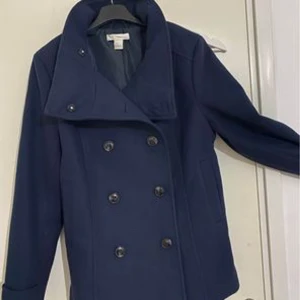 Kappa.  - Mörkt blåa kappa i bra skick.  Lite i storleken. 