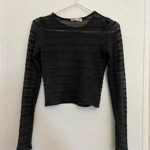 Virkad tröja  - Fin virkad, kroppad tröja från Hollister, formar sig fint längs kroppen 