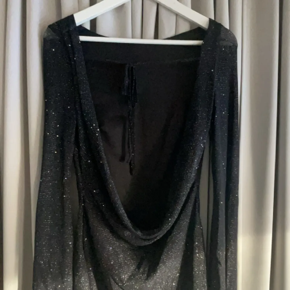 Super fin svart glittrig klänning ifrån Parthea, med en öppen rygg i storlek S!❤️‍🔥 Använd 1 gång och fortfarande i jätte bra skick💄 Orginal pris 219,, Skriv vid funderingar eller fler bilder👯‍♀️. Klänningar.