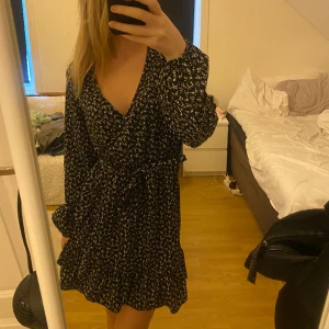 Klänning - En jättesöt svart klänning men små vita blommönster🌸 Inte använt den på två år därför säljer jag den.  Köpt för 300kr.