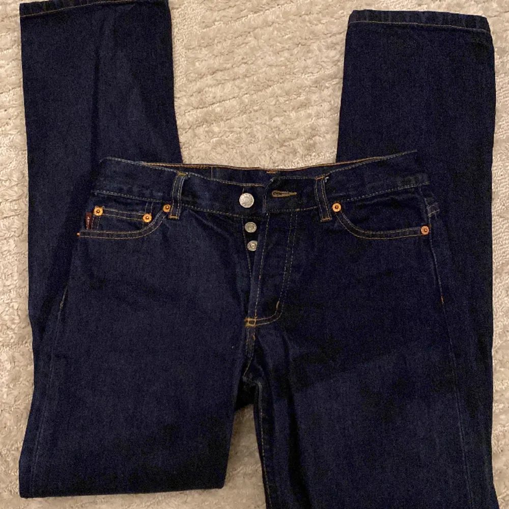 slim fit jeans i mörkblå tvätt från Rocky i storlek 27/30. Har aldrig använt, fina detaljer med knappar istället för dragkedja & detaljering på bakfickorna. . Jeans & Byxor.