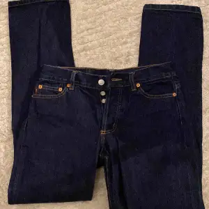 slim fit jeans i mörkblå tvätt från Rocky i storlek 27/30. Har aldrig använt, fina detaljer med knappar istället för dragkedja & detaljering på bakfickorna. 
