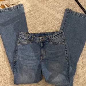 raka jeans i vanlig denim färg i storlek 158 från Denim Wear. Väldigt söta & fina