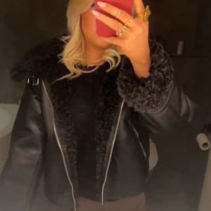 Skinnjacka med päls - Köptes igår men bestämt mig för att sälja den då jag ångrar köpet eftersom jag själv inte passar i den. Superfin och varm🥰