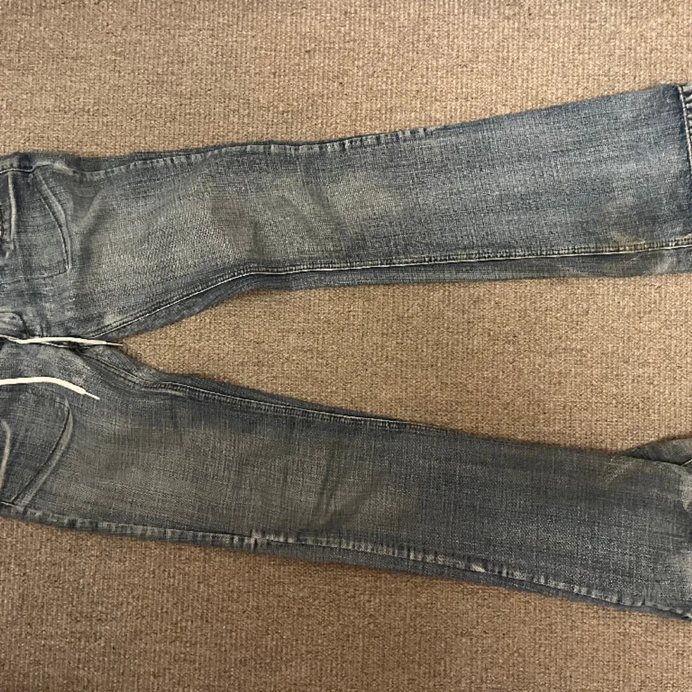 Sjukt coola jeans från Replay! Insytt snöre i midjan så man enkelt kan justera storleken. 💞💞 Innerbenslängd: 82 cm. Midjemått: 80 cm                                                             Priset går att diskuteras!🤍. Jeans & Byxor.