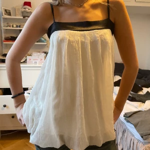 Söt vintage blus - Säljer denna jättesöta vintage blus. Vintage - storlek L men justerbara axelband så passar S-L