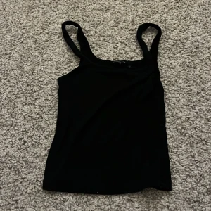 Crop top svart basic - Super snygg o fin crop top! Aldrig andvänd då den inte passade mig.