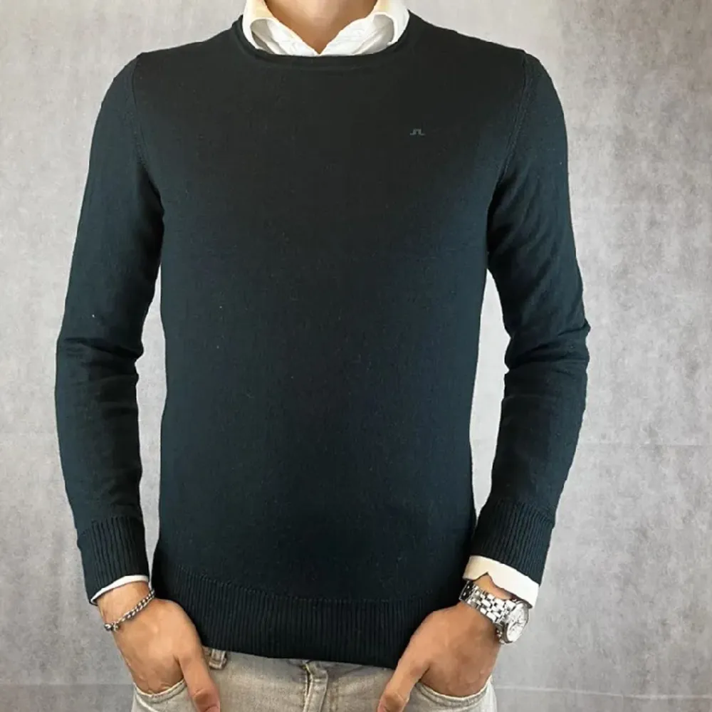Tja, säljer nu denna schyssta pullovern från j.lindeberg. Den är i fint skicka och passar perfekt över en skjorta samt t-shirt. Modellen är 182cm!. Tröjor & Koftor.