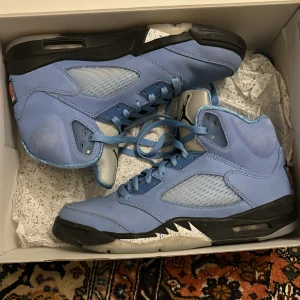 Jordan 5 university blue - Bra skick, litet fläck på en av snörerna men annars riktigt feta, för små, kan diskutera pris, behöver bli såld så snabbt som möjligt