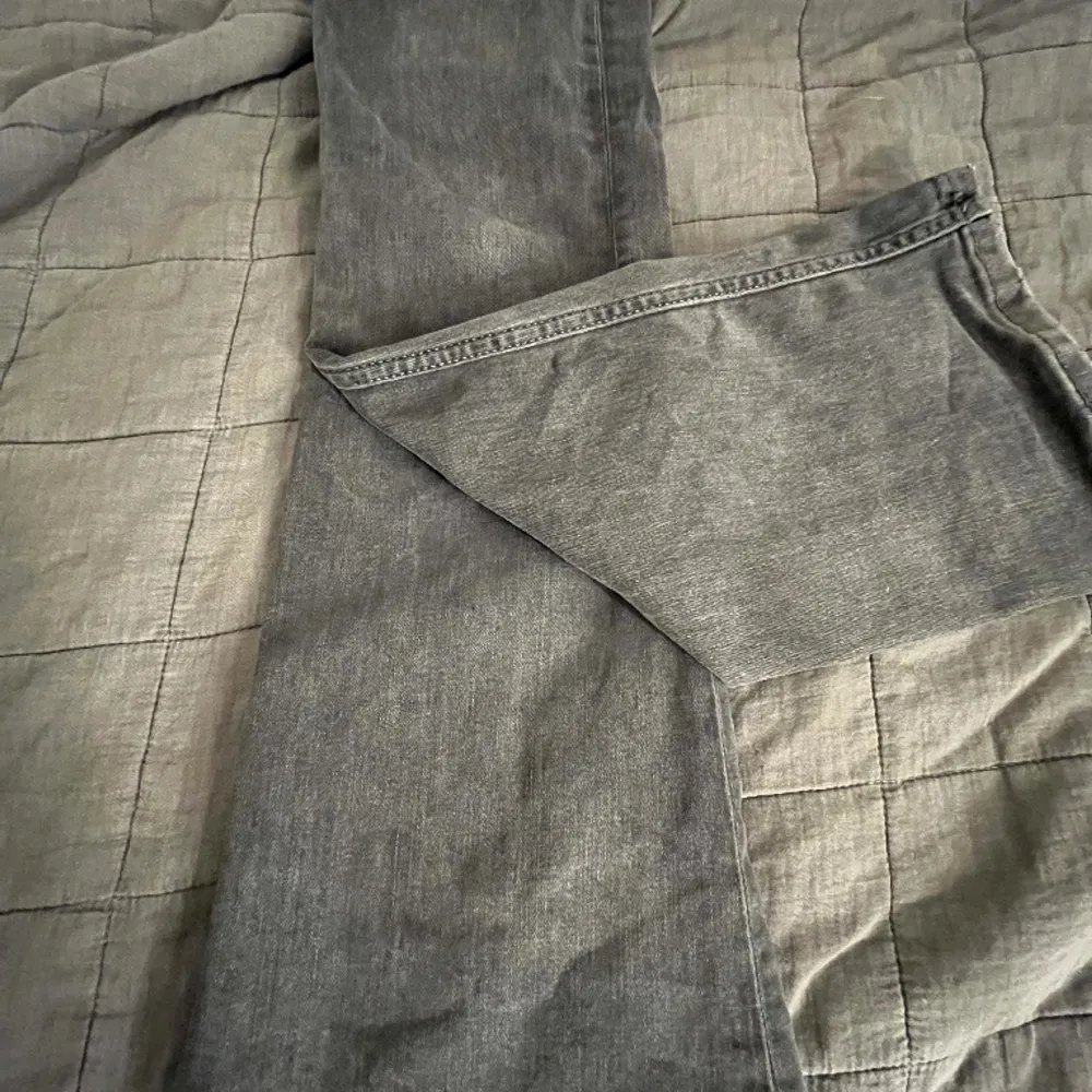 Gråa low waist bootcut jeans från Gina Tricot! Pris går att diskutera💕. Jeans & Byxor.