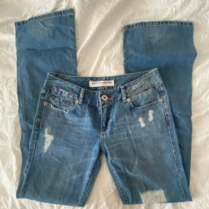 Lågmidjande jeans - Så snygga lågmidjade utsvängda jeans som tyvärr är för små (kan alltså inte skicka bild på)💓💓 midjestorlek 31 och längd 34! 