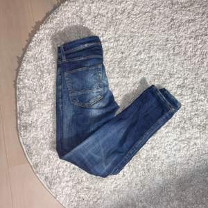 Riktigt snygga jeans ifrån Jack&Jones i storleken 27/30 nypris på dessa jeans är 900kr men hos oss får du dem för 399kr. Skriv till oss om du har frågor eller funderingar🙌🏽