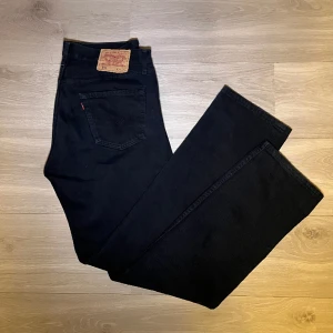 Levis 501 34x34  - Säljer svarta 501:or i riktigt fint skick.  Midja 44cm  Benlängd 113cm Benöppning 20cm 
