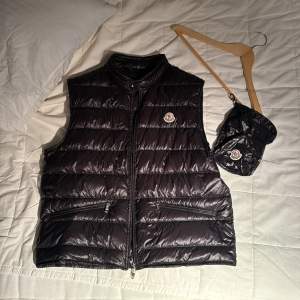 Säljer min Moncler väst ”Ny pris 8’415kr” Skick 10/10 Size 5 motsvarar Xl fast passar bra både L och M! Färg: Svart