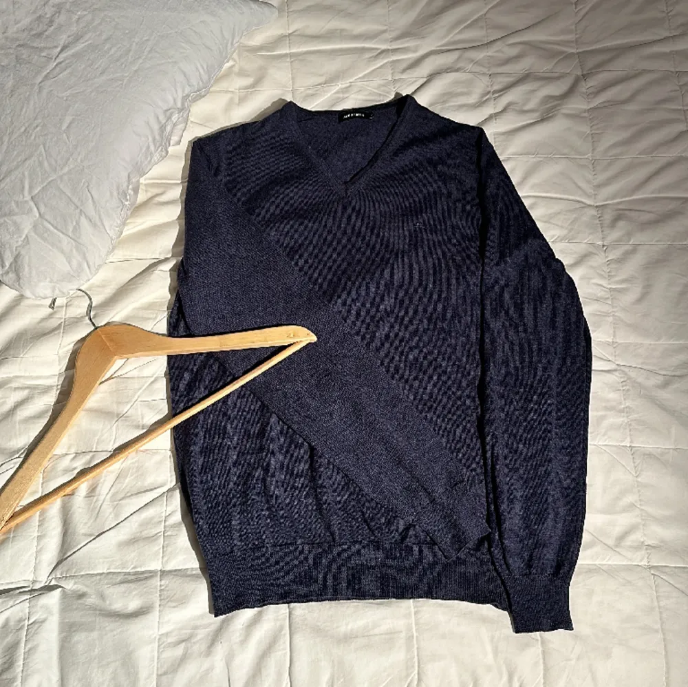 V ringad tröja/kofta Size: L ”Fast passar också bra för M” Färg: Blå Bra skick knappt använd. Tröjor & Koftor.