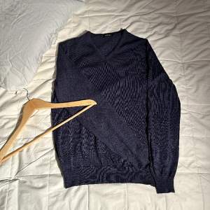 V ringad tröja/kofta Size: L ”Fast passar också bra för M” Färg: Blå Bra skick knappt använd