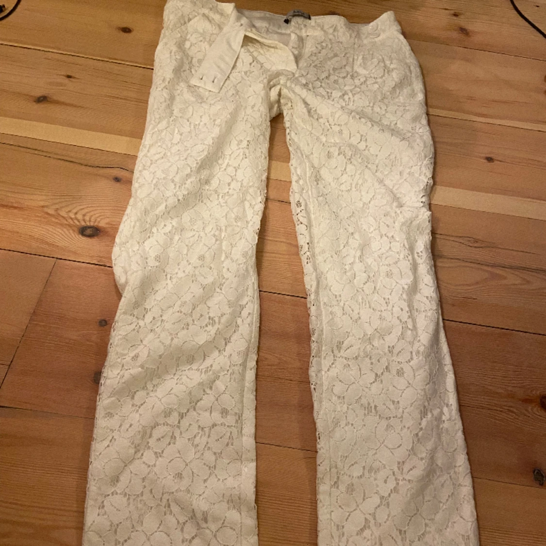 Vita midwaist spetsvyxor