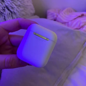 Airpods skal - Fungerar som det ska! Små repor på det men inget som man lägger märke till. Säljer eftersom jag tappat bort hörlurarna🤍 Tryck på köp nu för fri frakt eller skriv till mig så löser vi det på annat sätt/Enya 