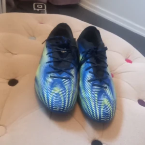 Fotbollsskor  - Fotbollsskor strl 38 Märke: adidas Andvända men i bra skick. Köpta för 600 kr