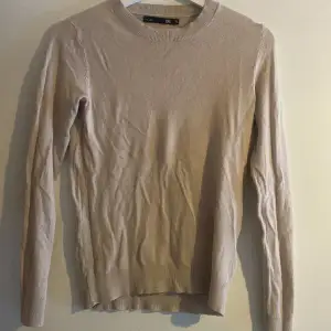 En beige långärmad snygg tröja som är i tunt och skönt material. Köpt för 2 månader sedan och har används 1 gång.  Nypris- 149kr