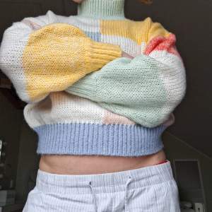 Superkön stickad tröja från Gina Tricot i storlek S❣️ Skulle äga att den passar även M🫶  Säljer pga att den inte används😍