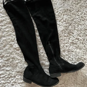 mocka stövlar  - höga mocka stövlar  storlek 37  150kr  