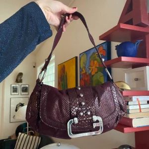 Guessväska!💓 - Superfin vinröd/lila äkta guessväska❤️ Fint skick!💓