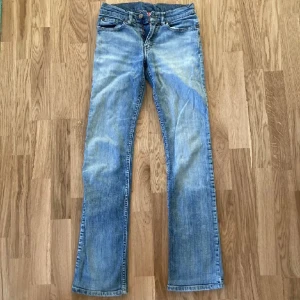 Lågmidjade jeans - Säljer dessa lågmidjade jeans som är från H&M, dem är inte skinny dem är i modellen straight! Skriv gärna för mer information (OBS LÅNADE BILDER)💗