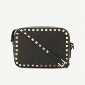 Valentino camera bag rockstud - Säljer nu denna väska. I ett så bra skick!!! Köpt för ca 10’000kr på NK. Kvitto och äkthetbevis finns🥰