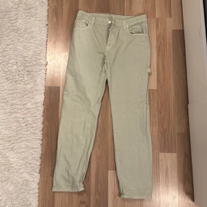 Ljusgröna Jeans - Jeans från ASOS. W:34 L:32. True to size. Använda 1 gång. Inga skador eller fläckar.